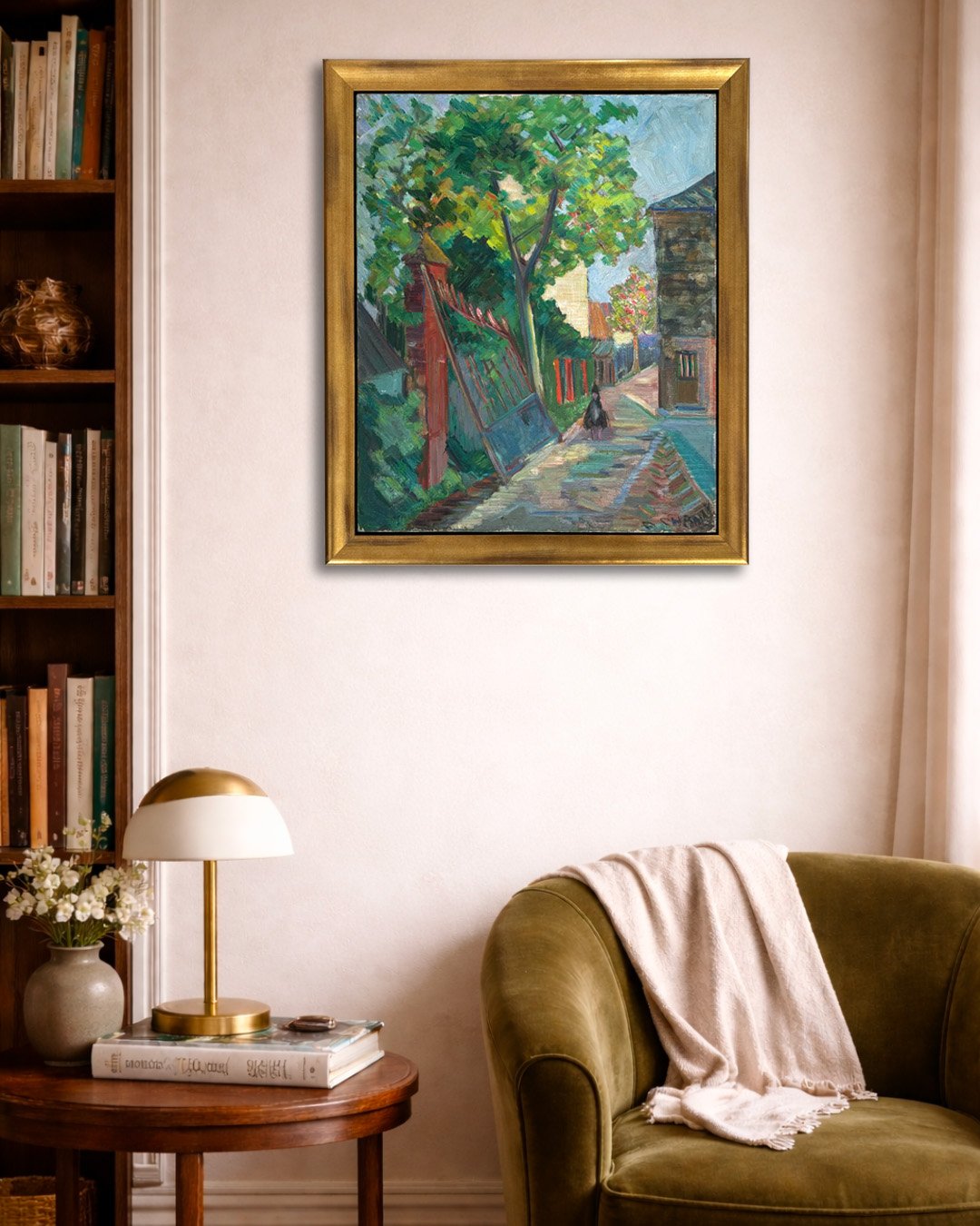 Encadrement sur mesure d'une peinture contemporaine années 40-50 avec cadre doré, présenté dans un salon lumineux.