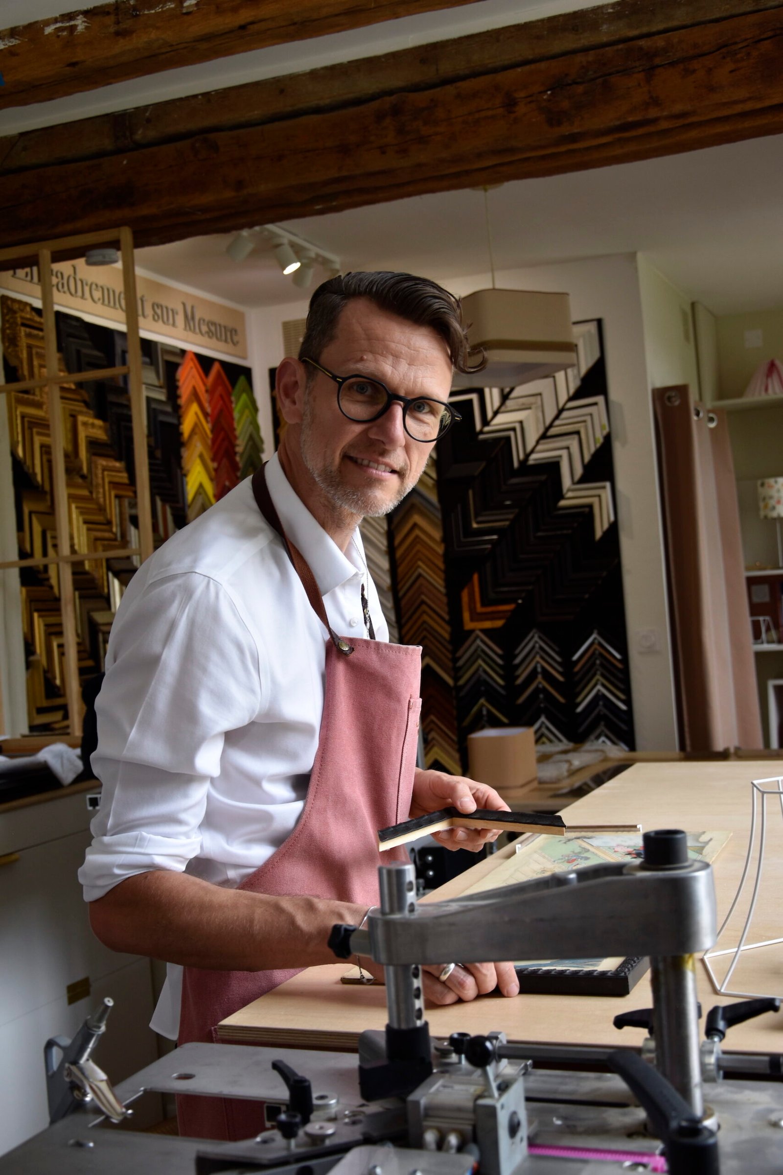 Photographie de Franck Lambert encadreur et abat-jouriste dans son atelier
