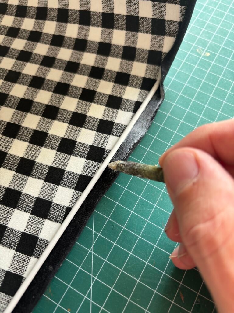 Collage du rebord du tissu sur la carcasse de l'abat-jour