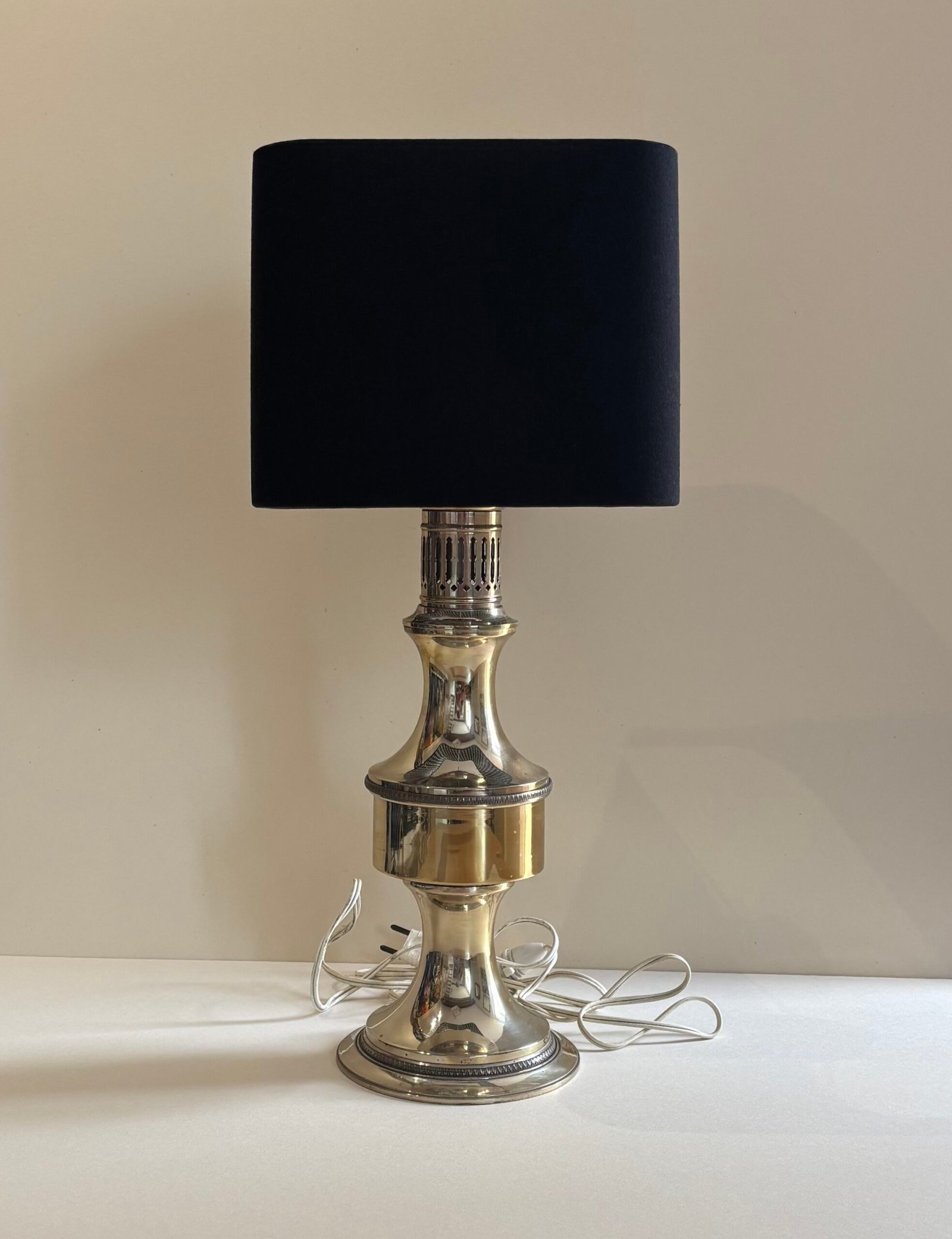 lampe avec pied en métal argenté ancien et abat-jour carré recouvert de tissu noir