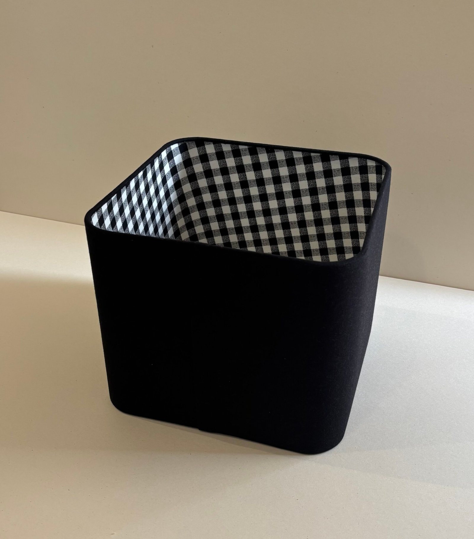 Abat-jour carré à coin arrondi avec tissu noir à l'extérieur et un tissu vichy noir et blanc à l'intérieur