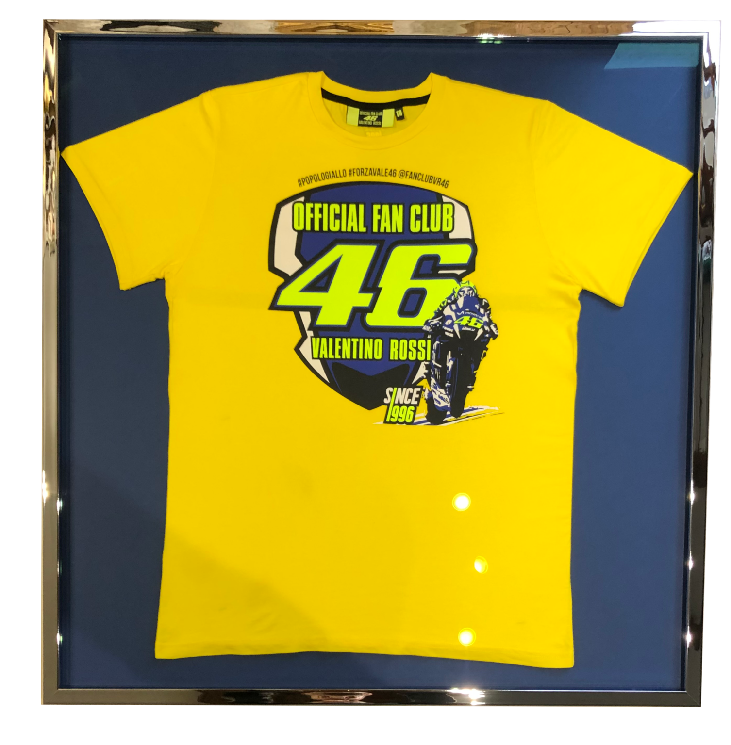T shirt jaune d'un club de moto encadré avec une baguette chrome