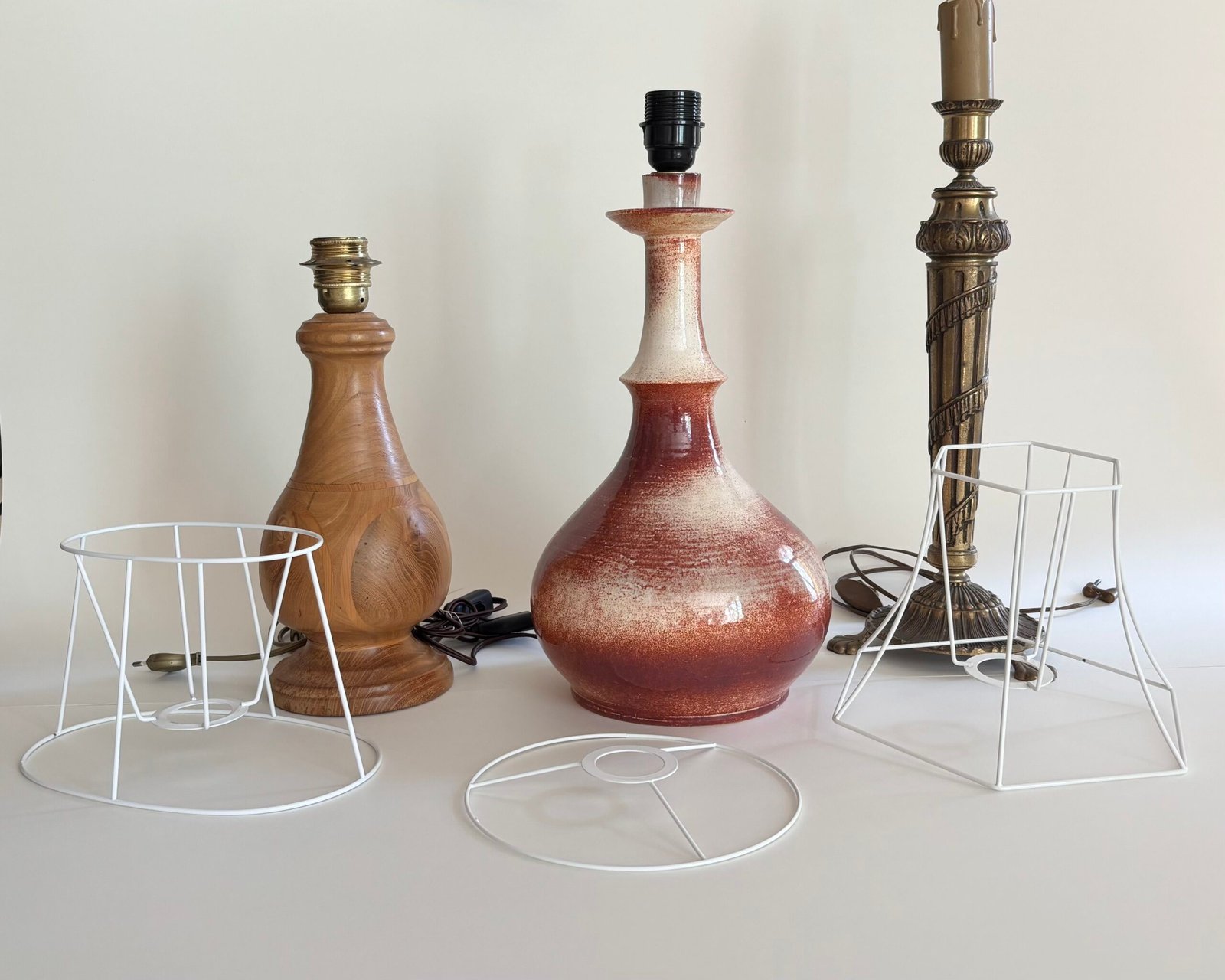 trois pieds de lampe sans abat-jour et des carcasses d'abat-jour neuves