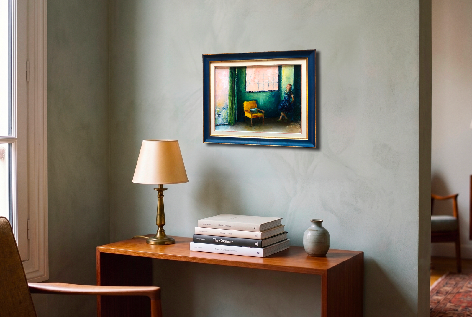 Photographie d'un intérieur avec une console style année 50, un lampe et un tableau début du XXe encadré d'une baguette bleu et or.