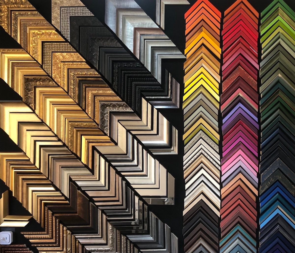 Photographie représentant le mur avec les angles des baguettes d'encadrement d'un atelier.